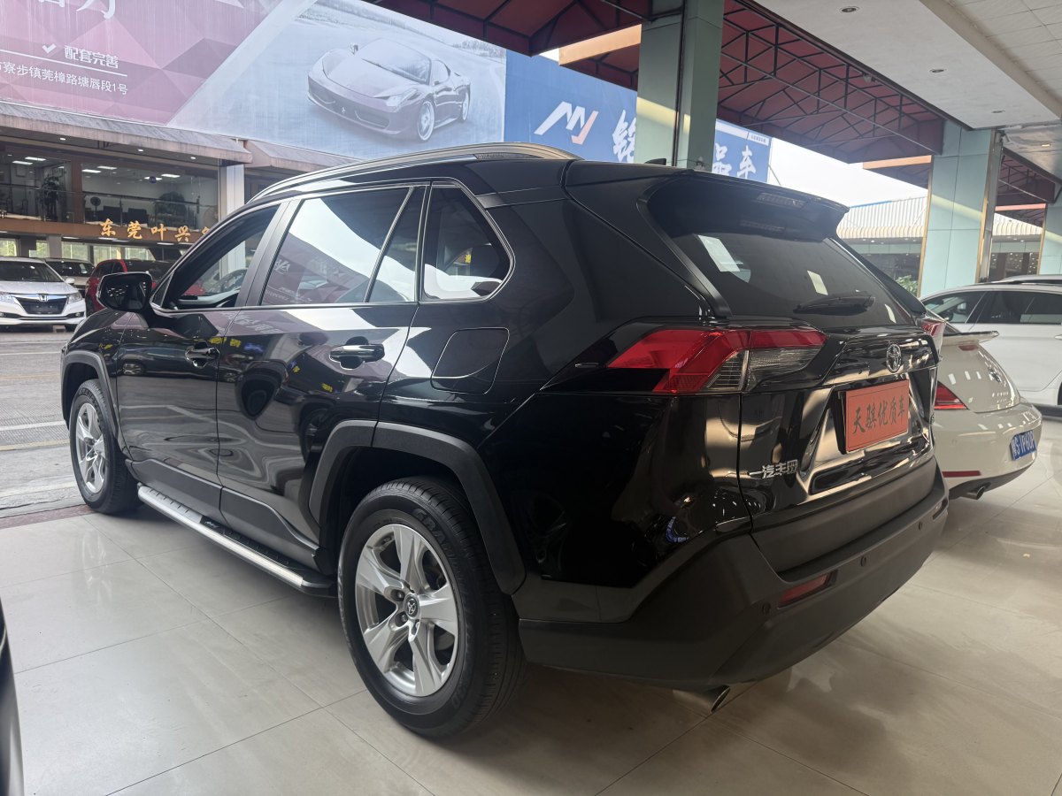 豐田 RAV4  2018款 榮放 2.0L CVT兩驅(qū)都市版圖片