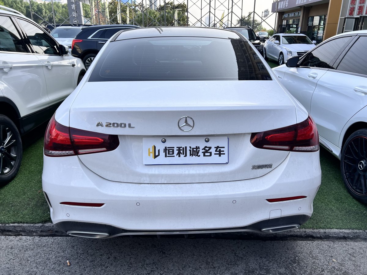 奔馳 奔馳A級(jí)  2022款 改款三 A 200 L 運(yùn)動(dòng)轎車時(shí)尚型圖片