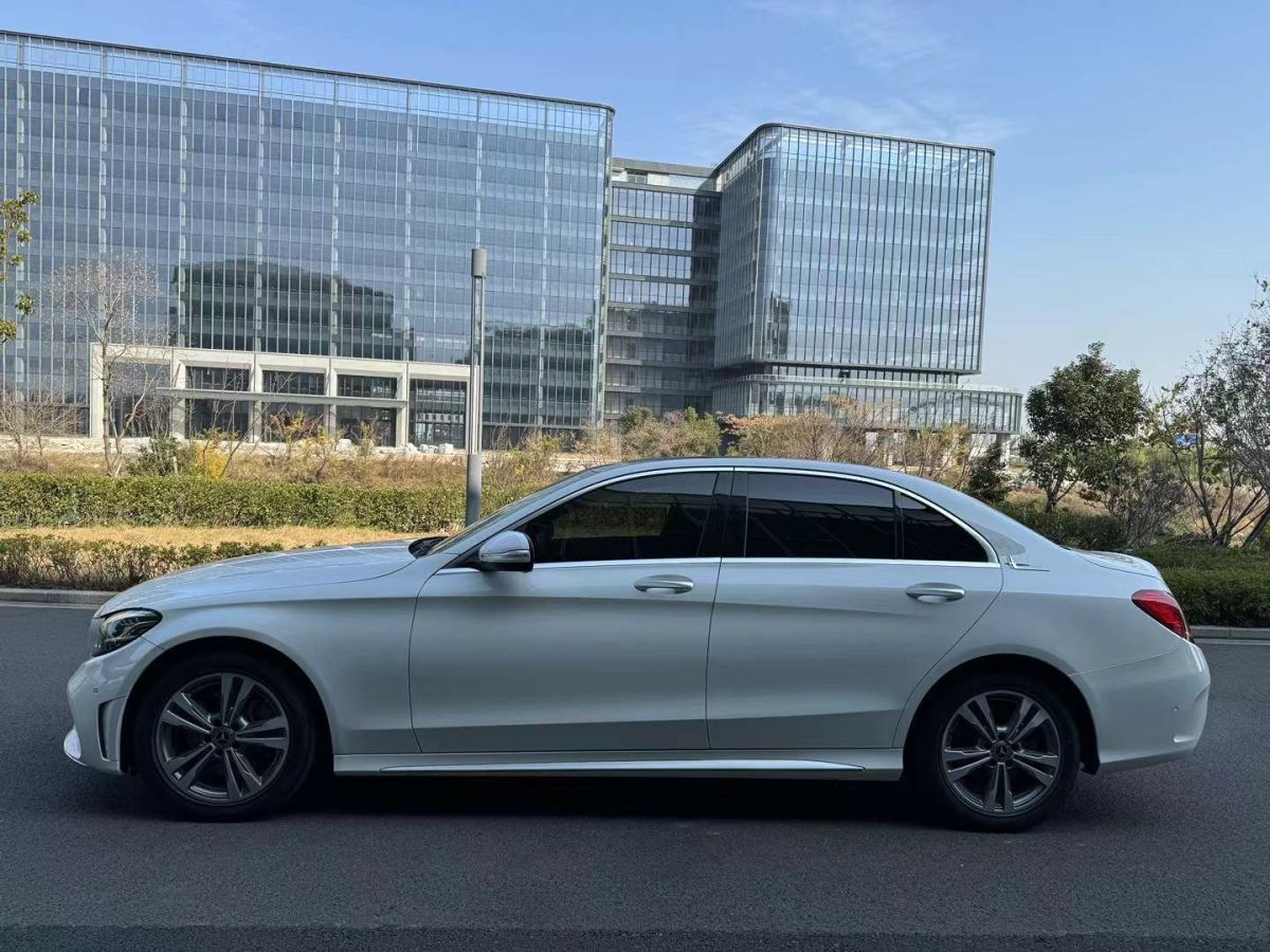 奔馳 奔馳A級  2019款  A 220 L 4MATIC 運動轎車圖片