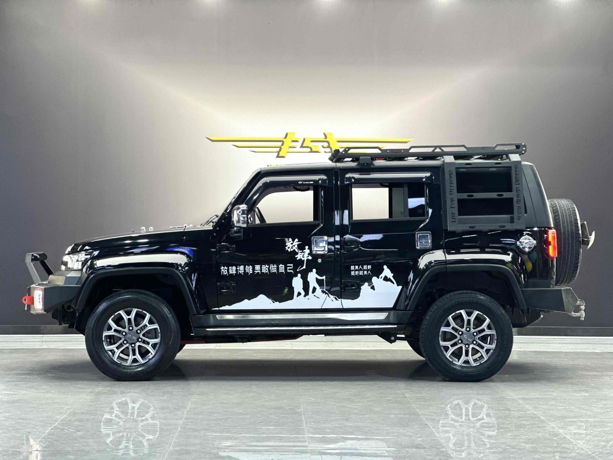 2021年5月北京 BJ40  2020款 2.0T 自動(dòng)四驅(qū)城市獵人版?zhèn)b客型