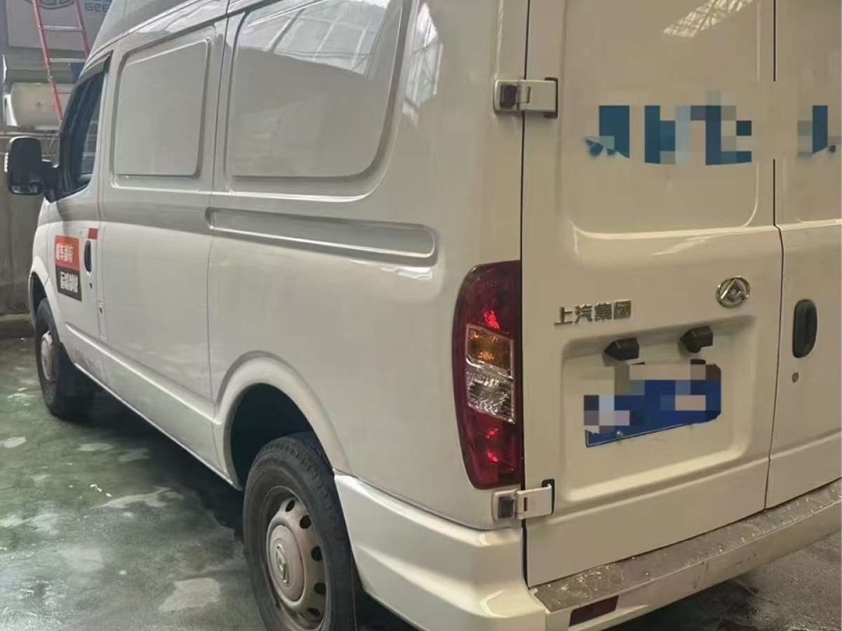 上汽大通 V80  2023款 2.0T 手動(dòng)經(jīng)典城配王短軸中頂3座圖片