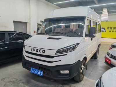 2023年1月 依維柯 得意 2.5T V35廂式運(yùn)輸車短軸中頂單胎側(cè)拉門2-3座圖片