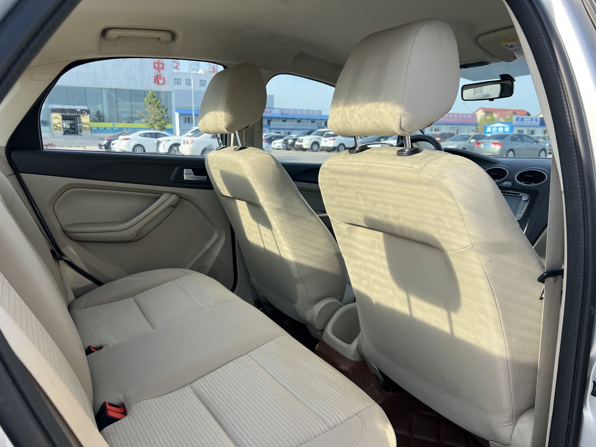 福特 ?？怂? 2013款 三廂經(jīng)典 1.8L 自動基本型圖片
