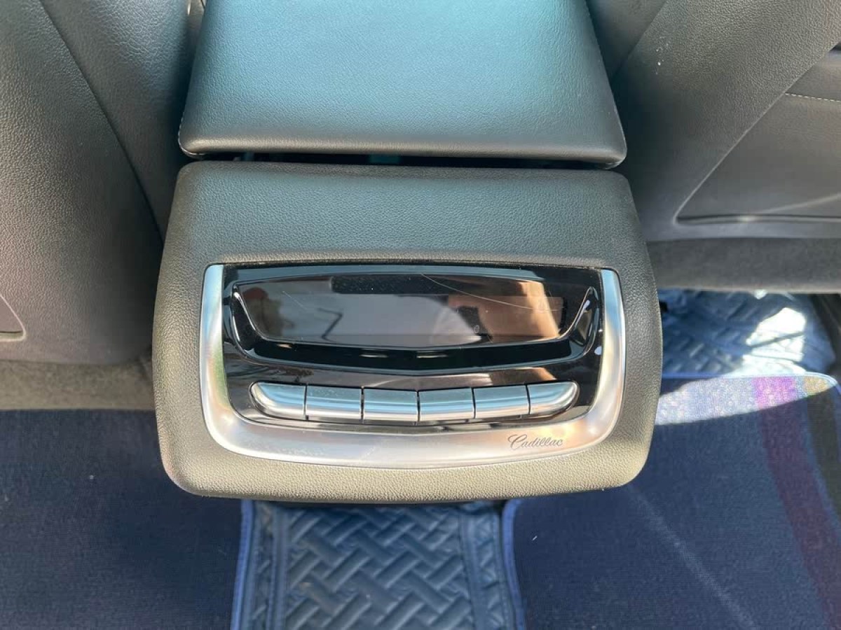 凱迪拉克 XT6  2021款 2.0T 七座四驅(qū)風尚型圖片