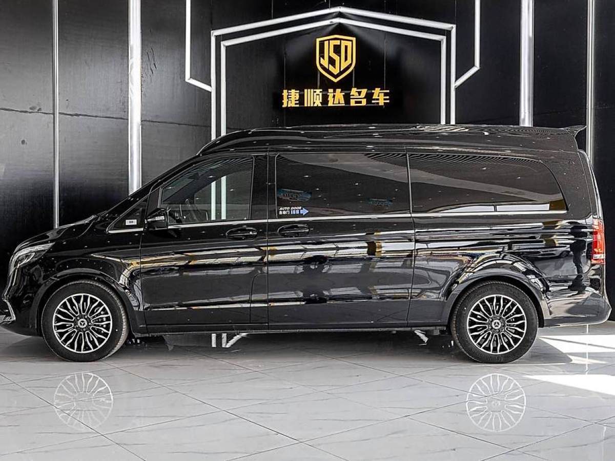 奔馳 V級(jí)  2022款 V 260 L 長(zhǎng)軸距豪華版圖片