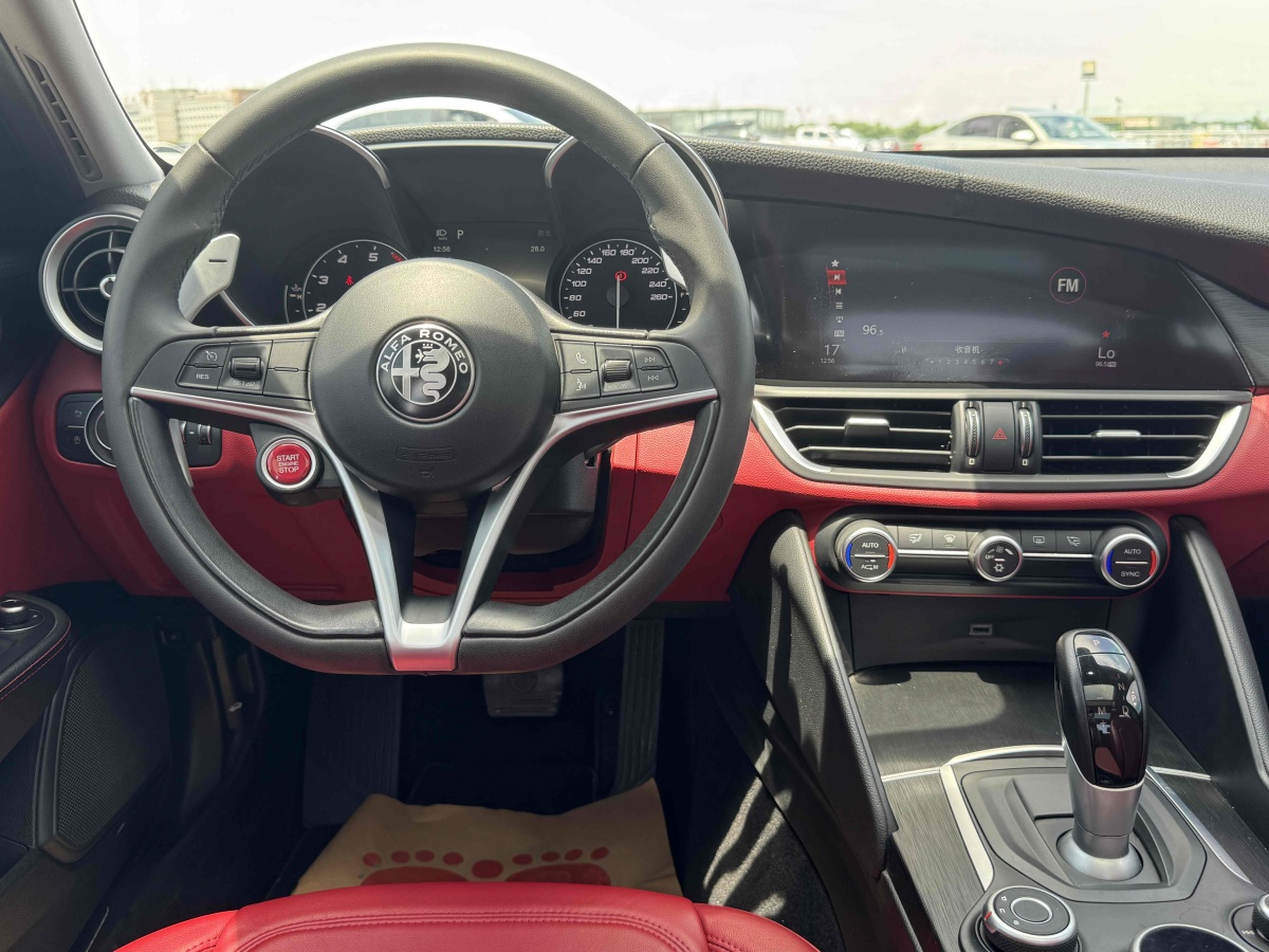 阿尔法·罗密欧 Giulia  2018款 2.0T 280HP 豪华版 碳纤维限量版图片