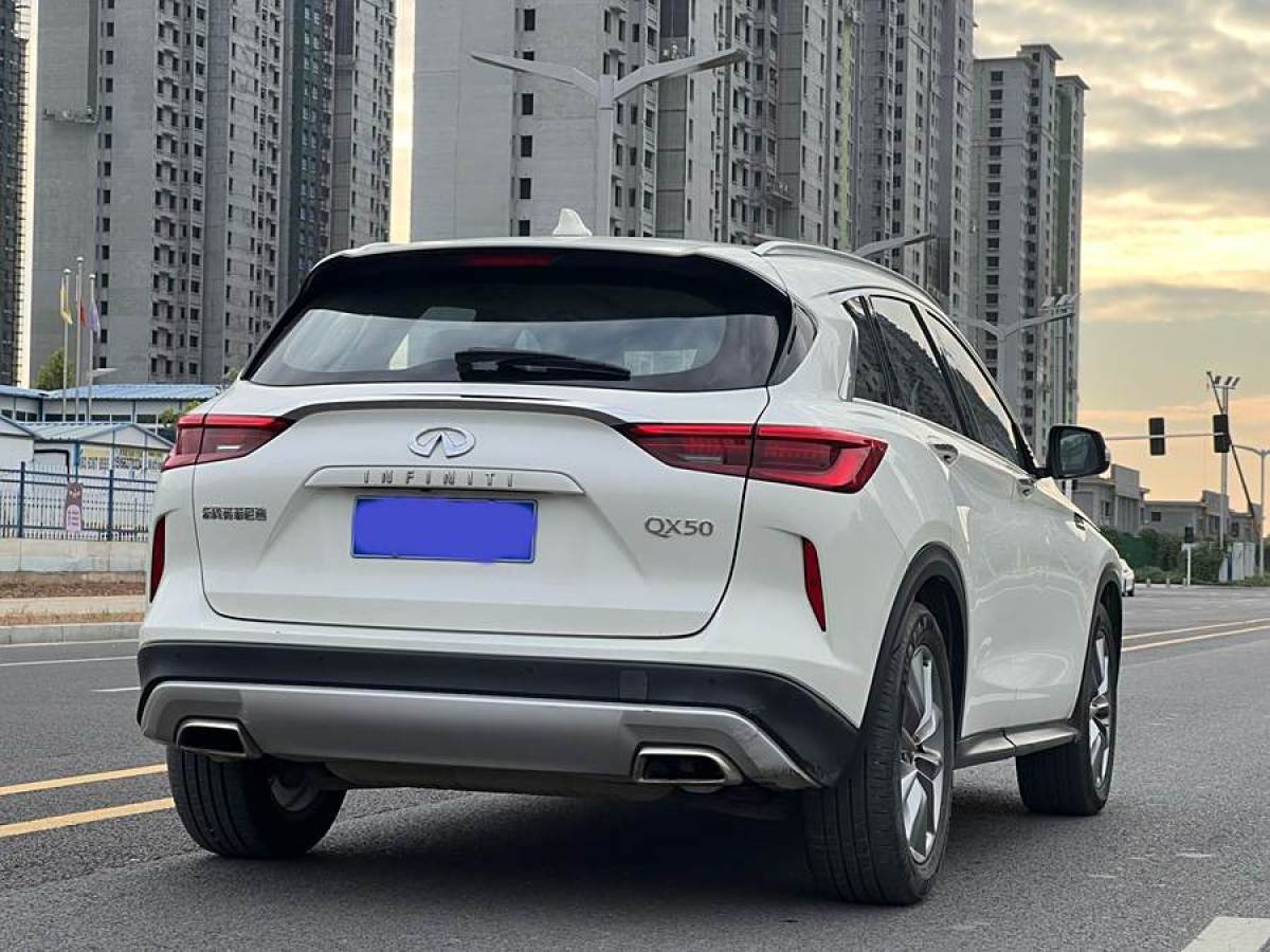 2020年8月英菲尼迪 QX50  2020款 改款 2.0T 兩驅(qū)時(shí)尚版