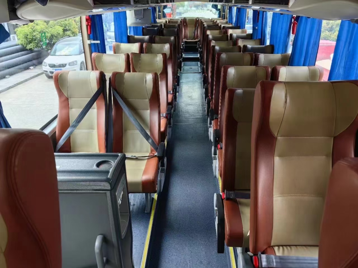 2017年3月法拉利 612 54座国五宇通6126型一层半气囊中门暖气旅游车