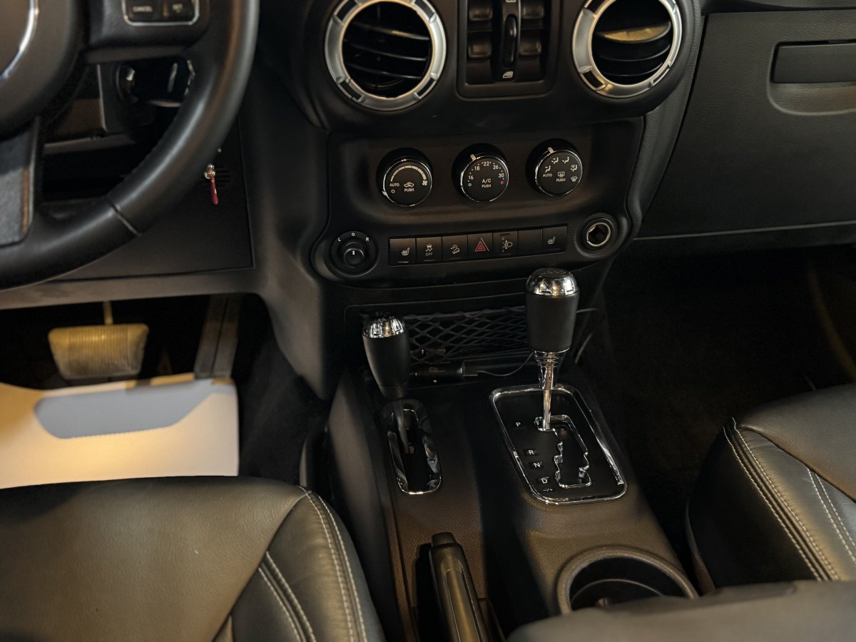 Jeep 牧馬人  2016款 3.0L Sahara 75周年致敬版圖片