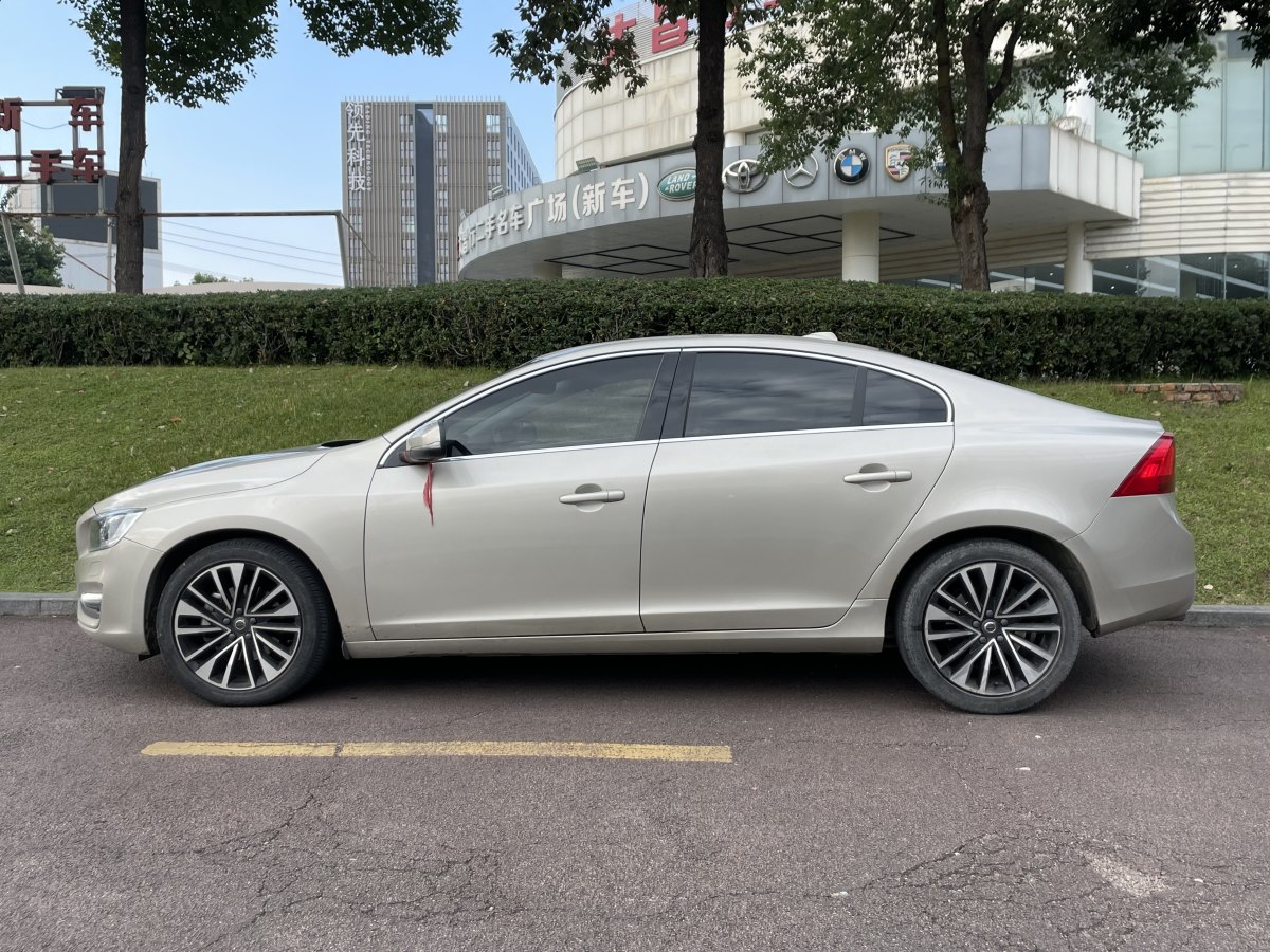 沃爾沃 S60  1448款 2.0T T5智尊版圖片