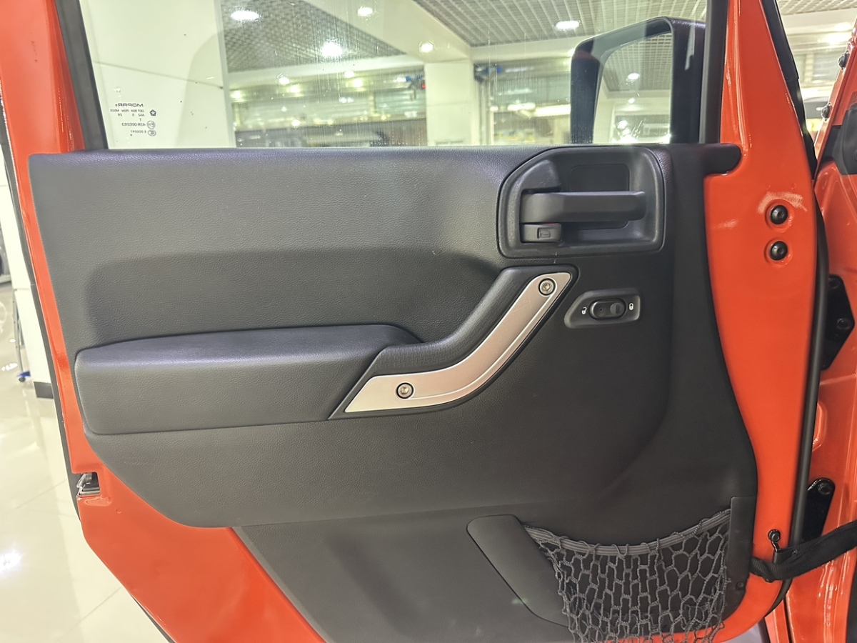 Jeep 牧馬人  2015款 3.0L Sahara 四門舒享版圖片