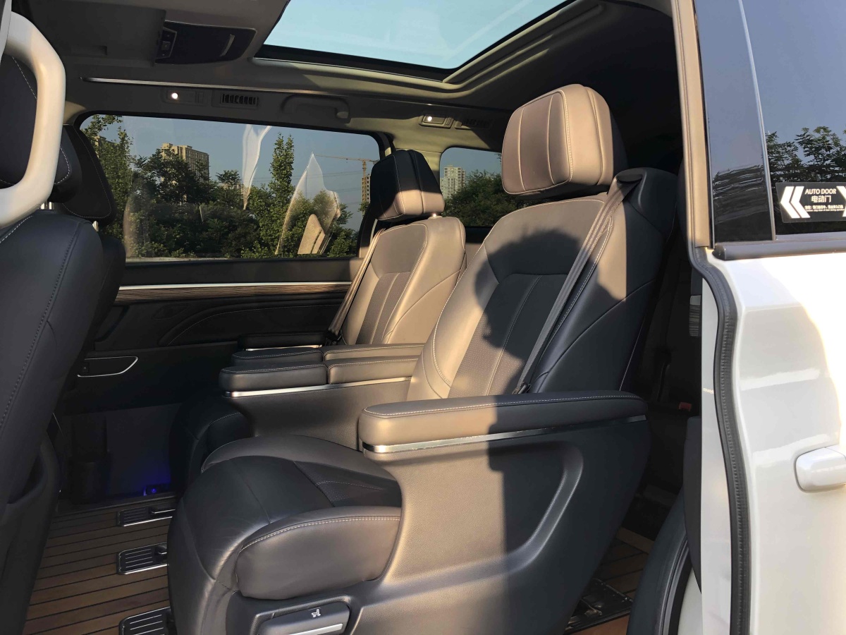 廣汽傳祺 M8  2021款 領(lǐng)秀系列 390T 至尊版圖片