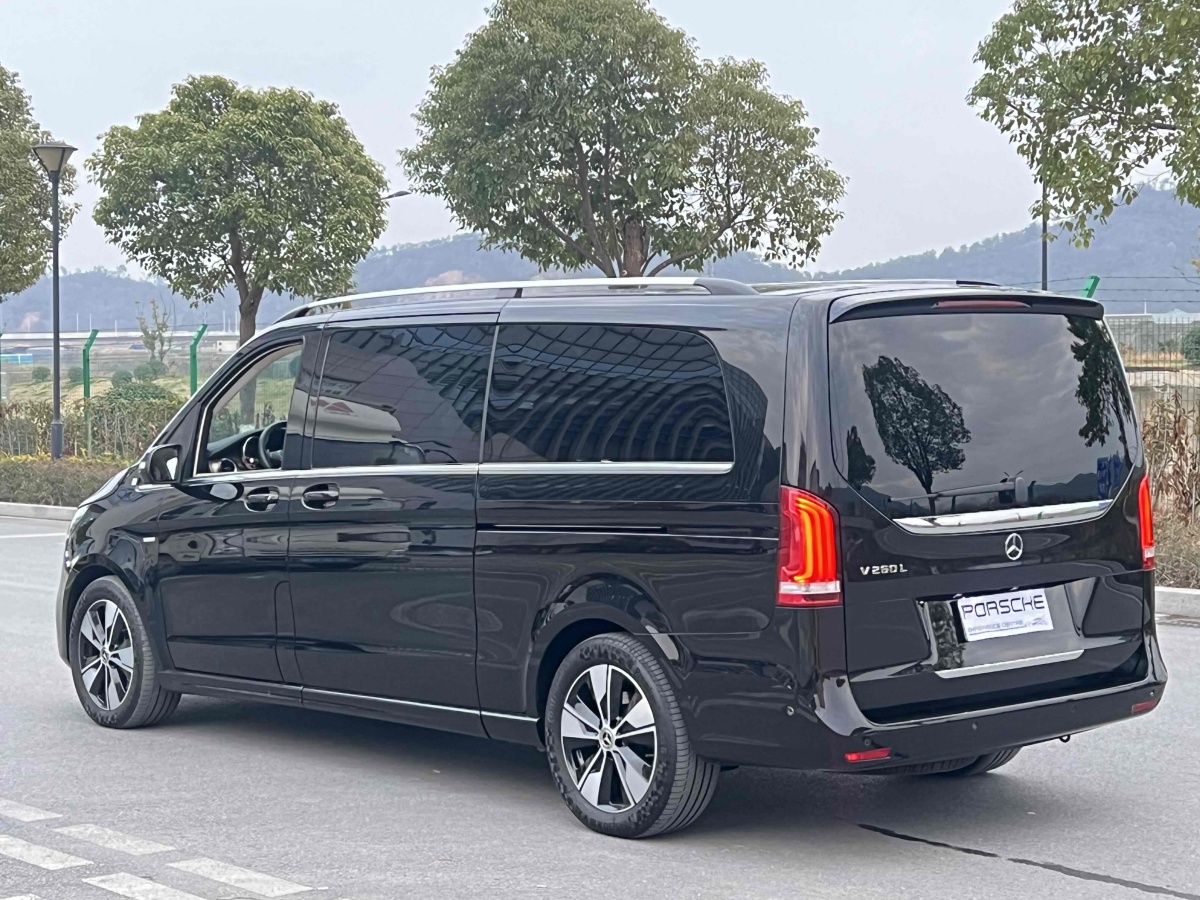 奔馳 V級(jí)  2022款 V 260 L 長(zhǎng)軸距尊貴版圖片