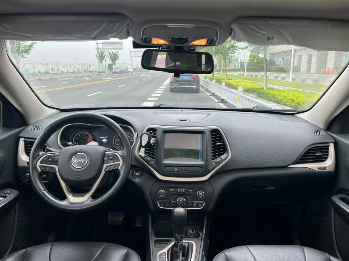 Jeep 自由俠  2018款 互聯(lián)大屏版 180T 自動(dòng)智能版圖片