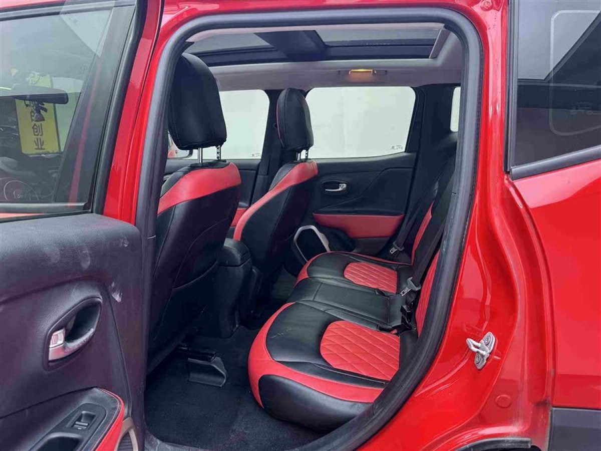 Jeep 自由俠  2018款 互聯(lián)大屏版 180T 自動(dòng)高能版圖片