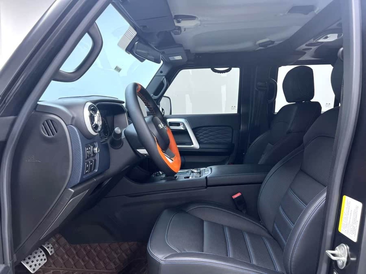 北京 BJ40  2023款 2.0D 自動四驅(qū)刀鋒英雄版?zhèn)b客型圖片