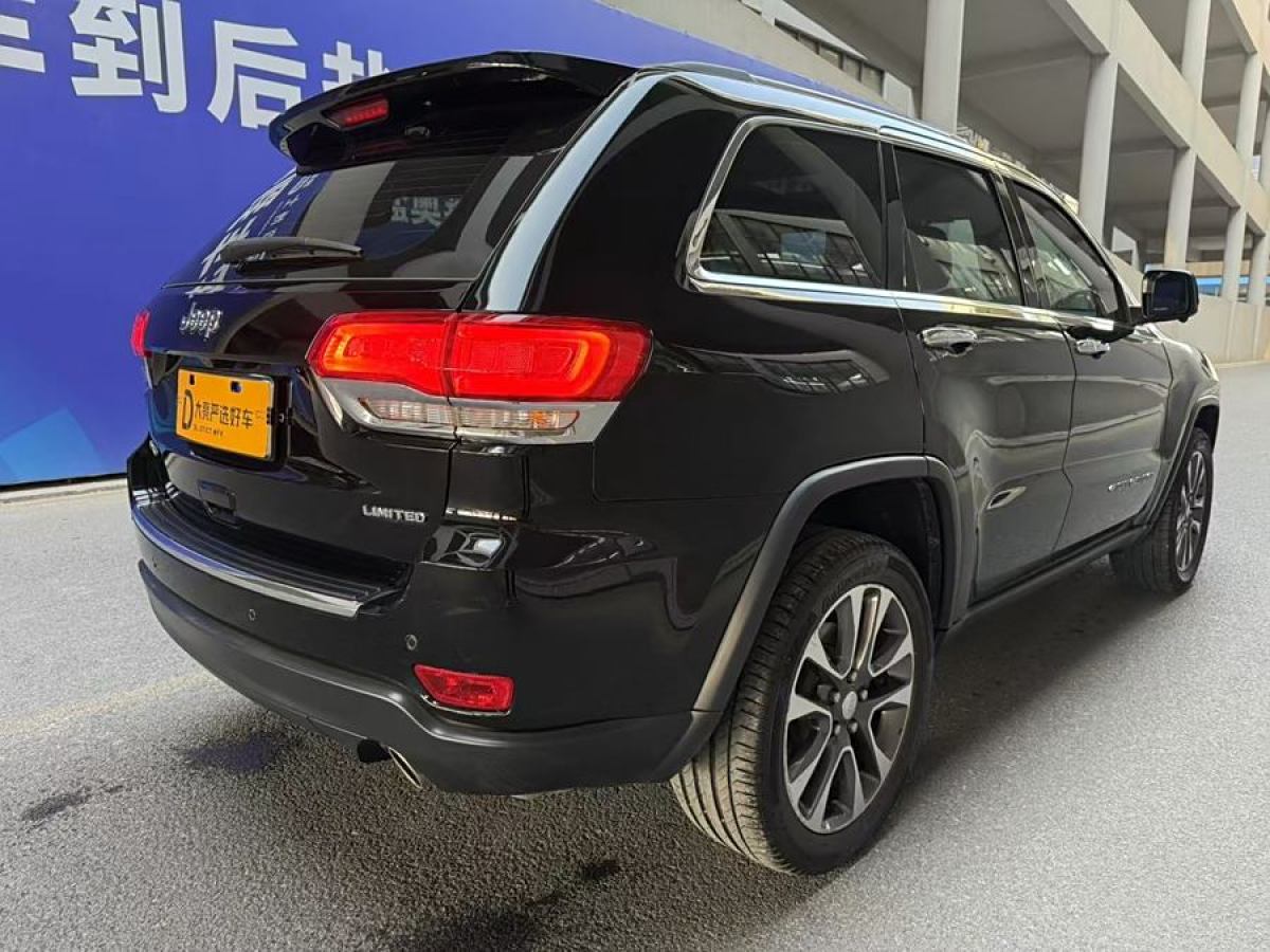 2019年7月Jeep 大切諾基  2017款 3.0L 精英導(dǎo)航版