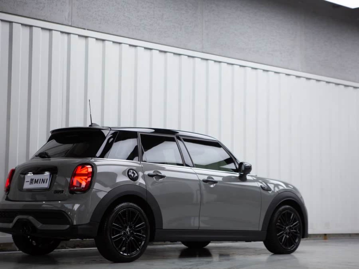 MINI MINI  2022款 改款 2.0T COOPER S 經(jīng)典派 五門版圖片