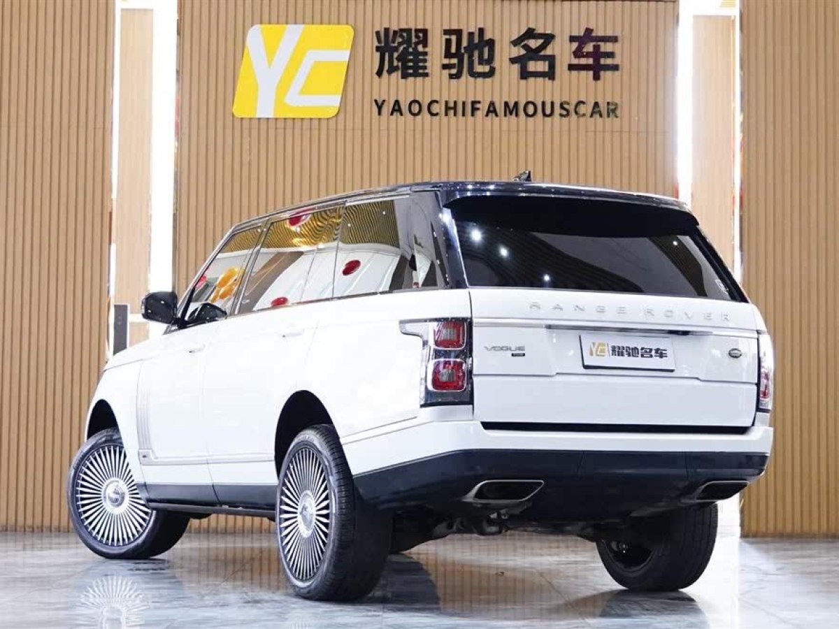 路虎 攬勝  2022款 3.0 L6 400PS 傳世加長經(jīng)典版圖片