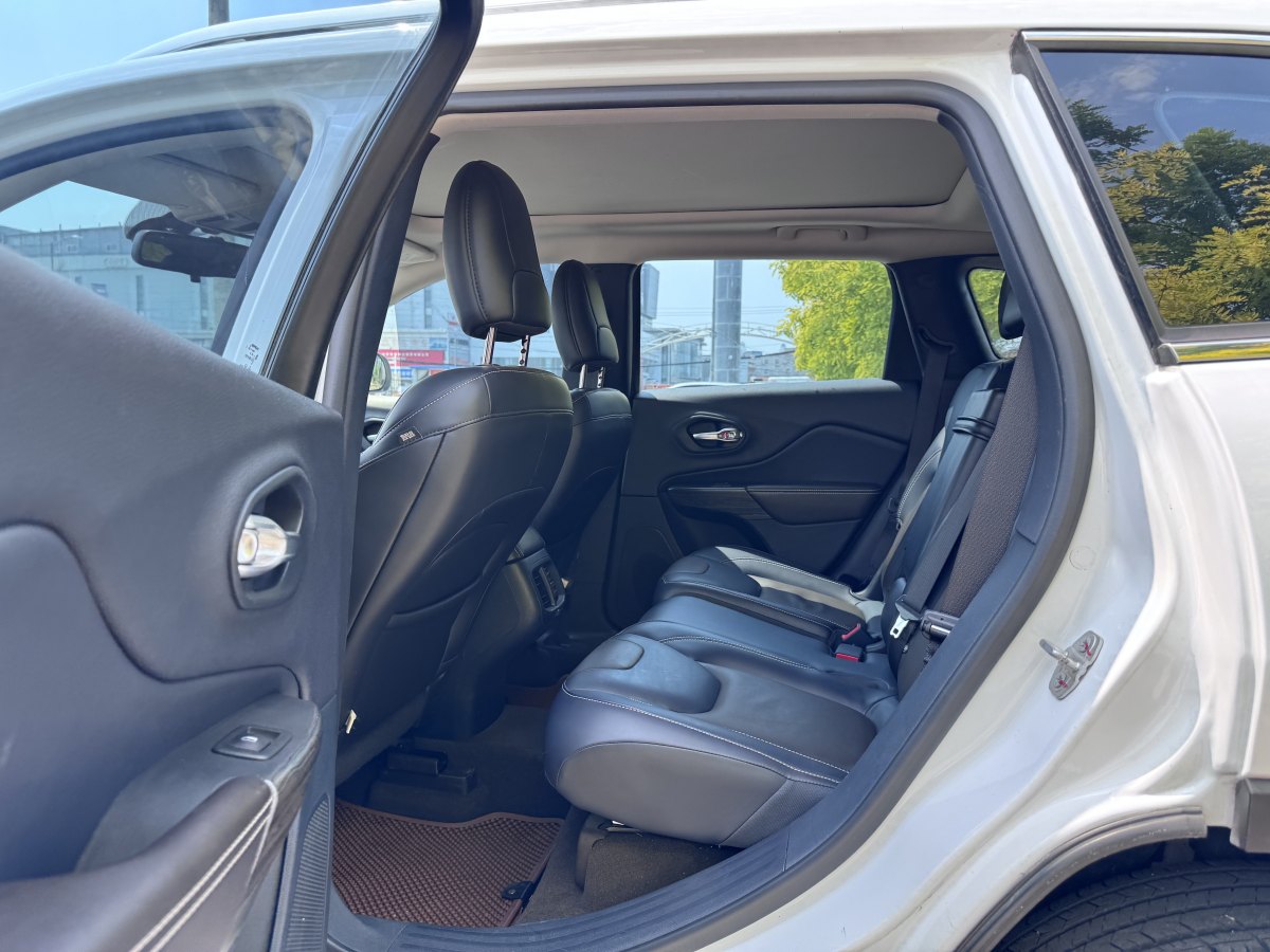 Jeep 自由光  2016款 2.4L 專業(yè)版圖片