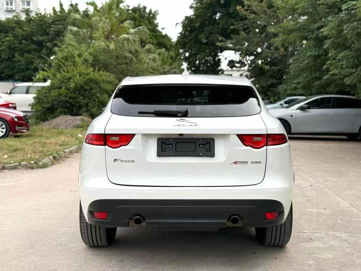 捷豹 F-PACE  2016款 2.0T 兩驅(qū)都市尊享版圖片