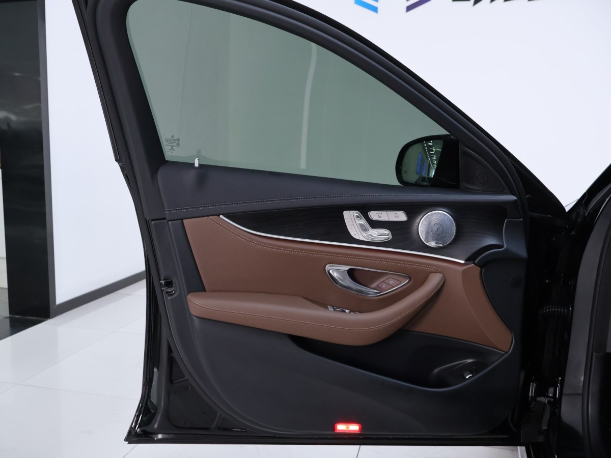 2020年9月奔驰 奔驰E级  2020款 改款 E 300 L 运动殊享版