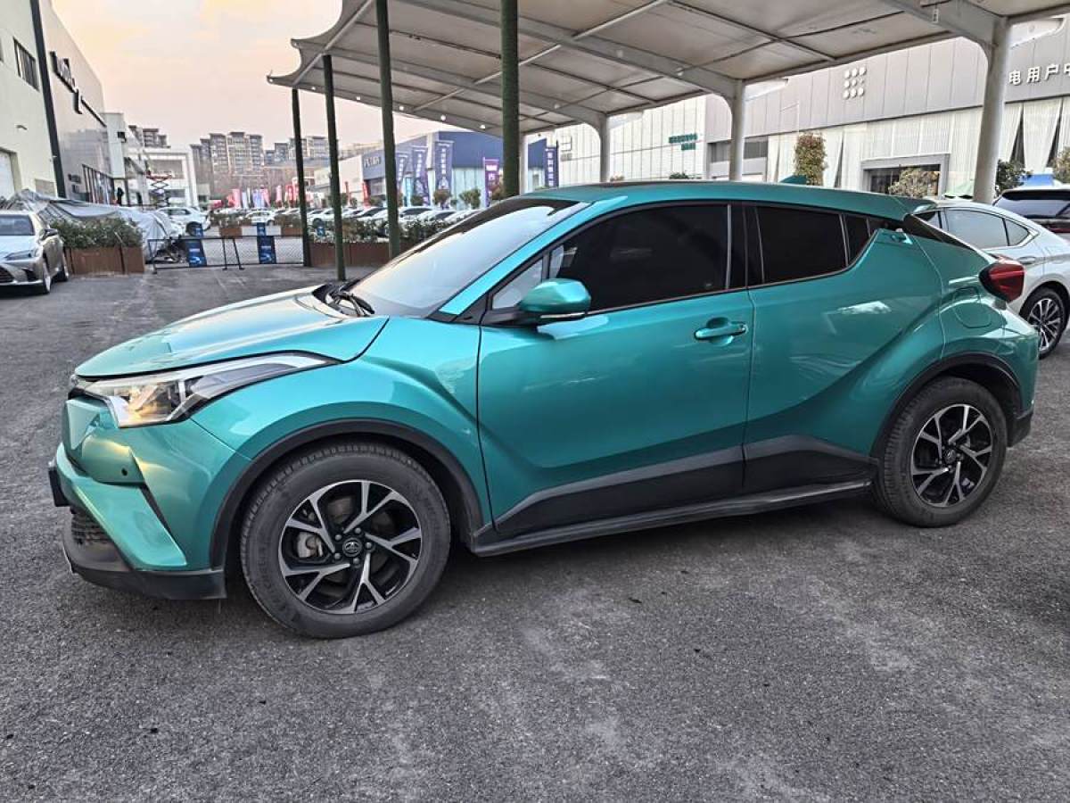 豐田 C-HR  2018款 2.0L 領(lǐng)先天窗版 國V圖片