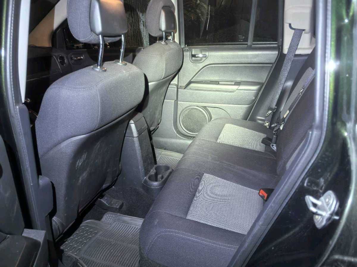 Jeep 指南者  2010款 2.4L 四驅(qū)運動版圖片