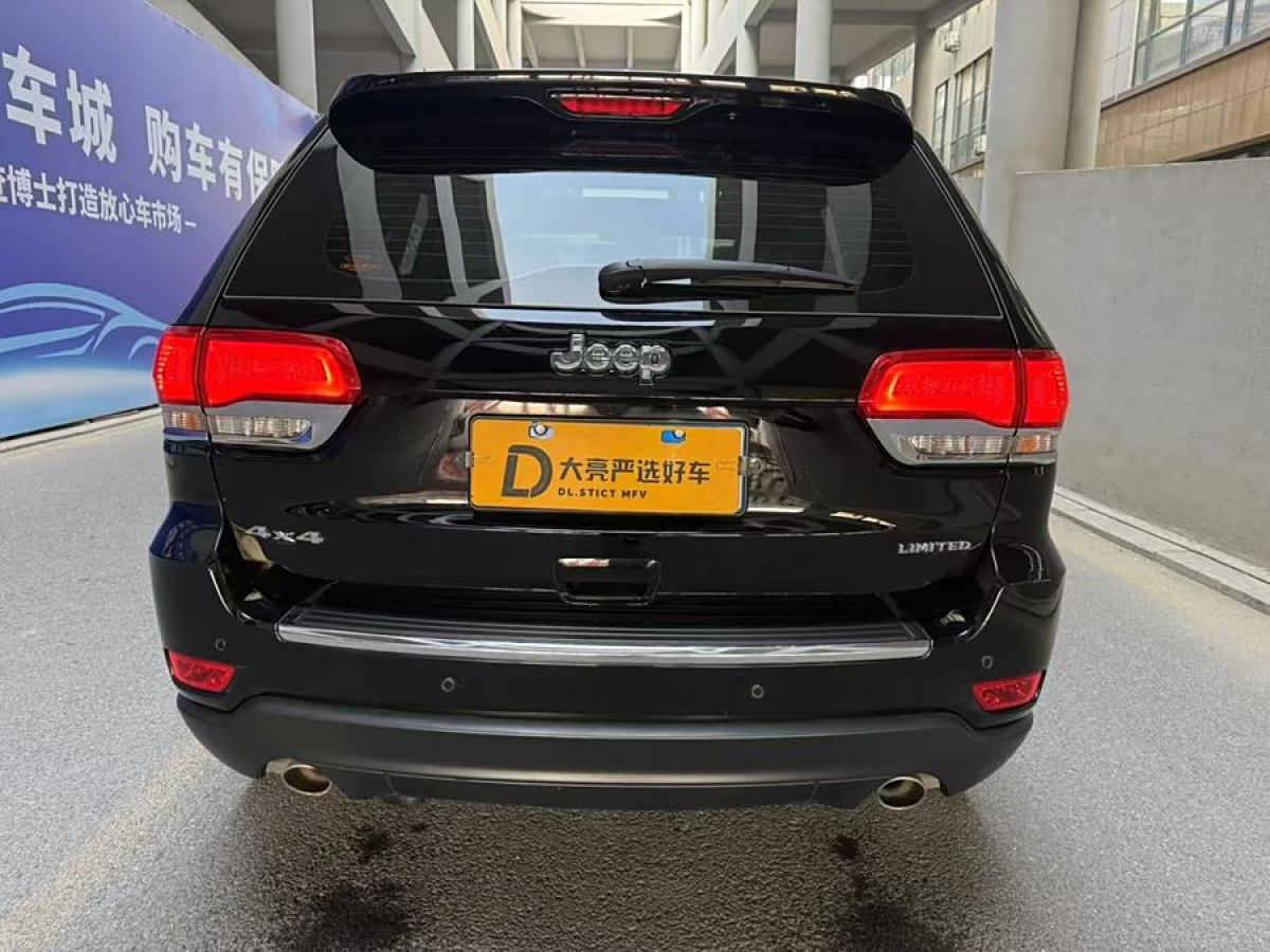 2019年7月Jeep 大切諾基  2017款 3.0L 精英導(dǎo)航版