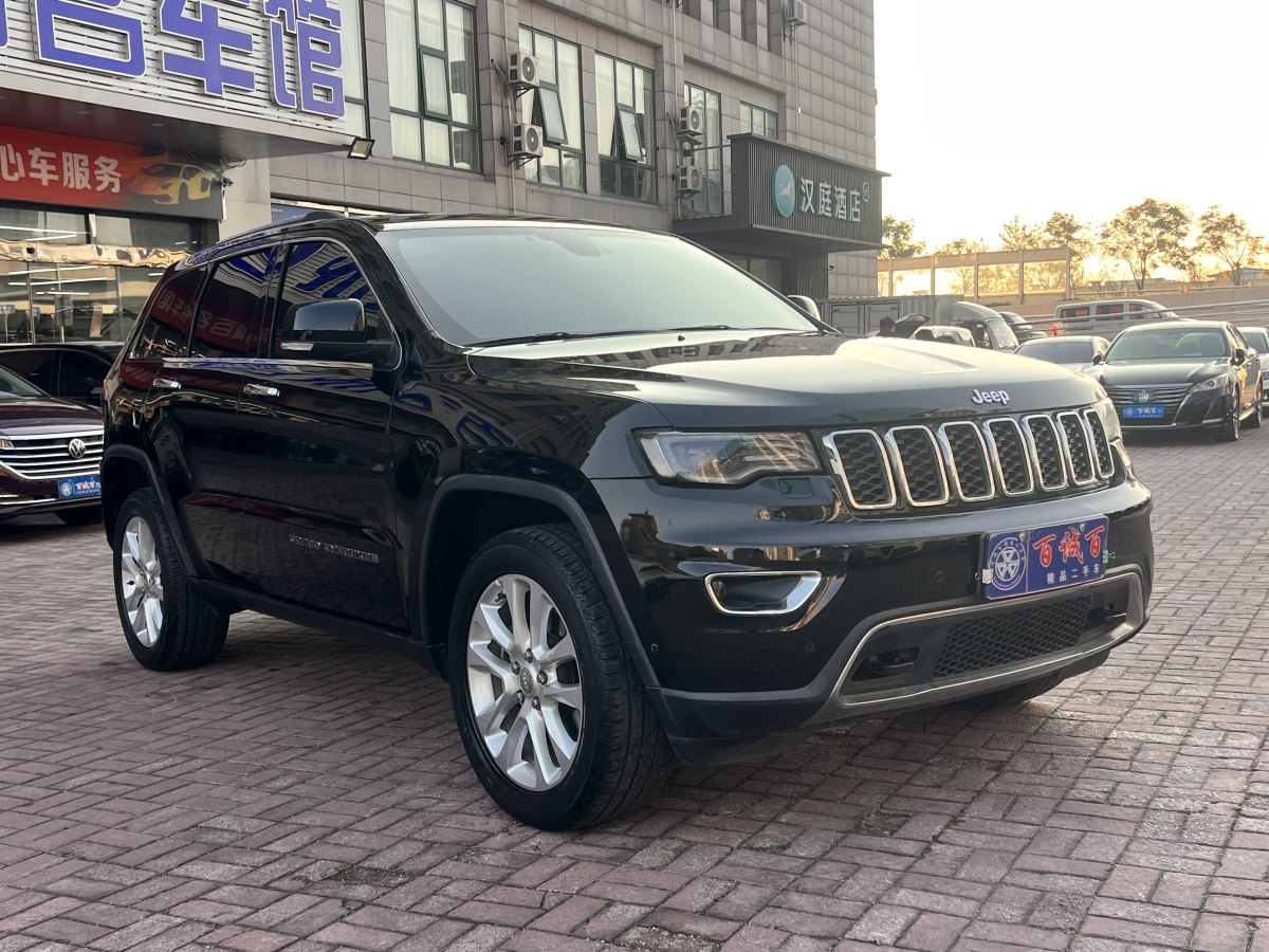 Jeep 大切諾基  2017款 3.0L 舒享導(dǎo)航版圖片