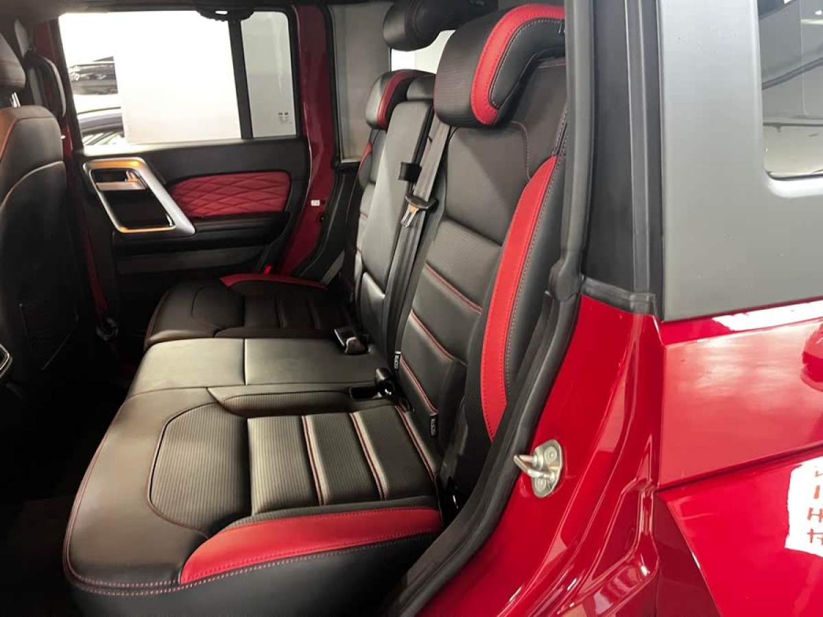 北京 BJ40  2020款 2.0T 自動(dòng)四驅(qū)城市獵人版?zhèn)b客型圖片