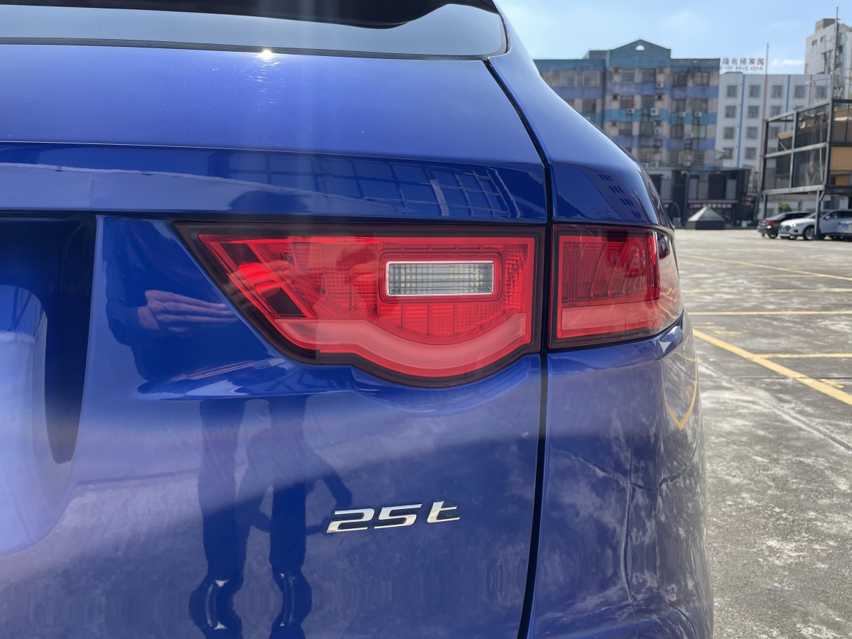 2018年2月捷豹 F-PACE  2018款 2.0T 兩驅(qū)都市尊享版