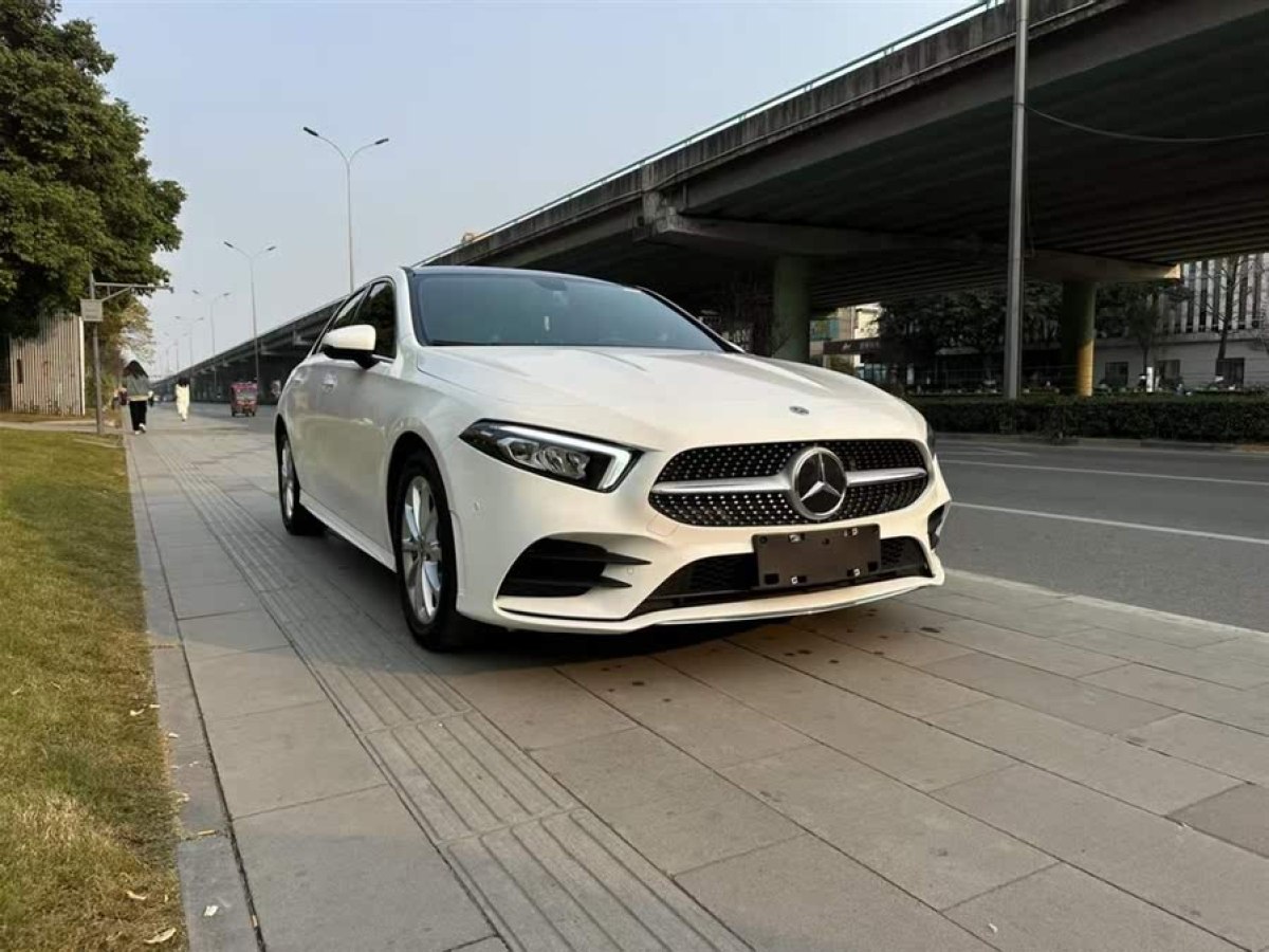 奔馳 奔馳A級  2022款 改款 A 180 L 運(yùn)動(dòng)轎車圖片