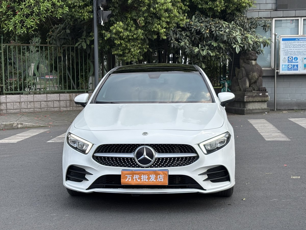 奔馳 奔馳A級(jí)  2021款 A 200 L 運(yùn)動(dòng)轎車(chē)動(dòng)感型圖片