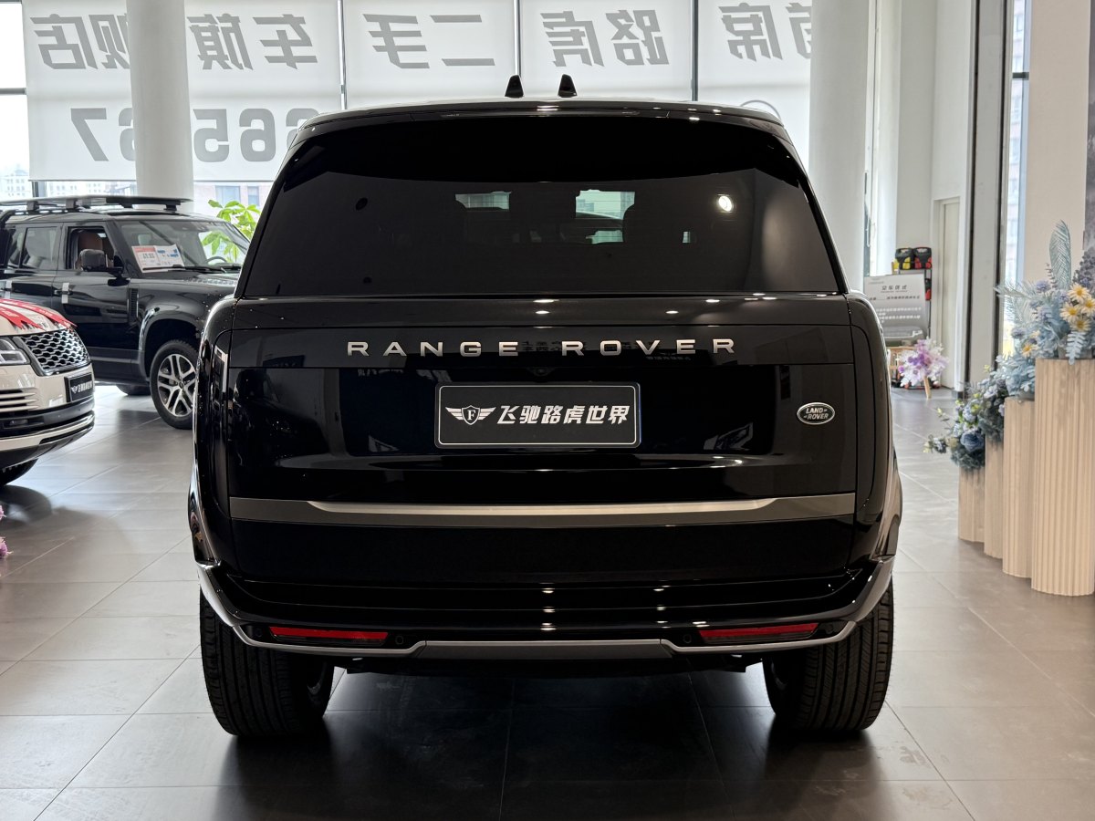 路虎 攬勝  2025款 3.0 L6 400PS 盛世加長版圖片