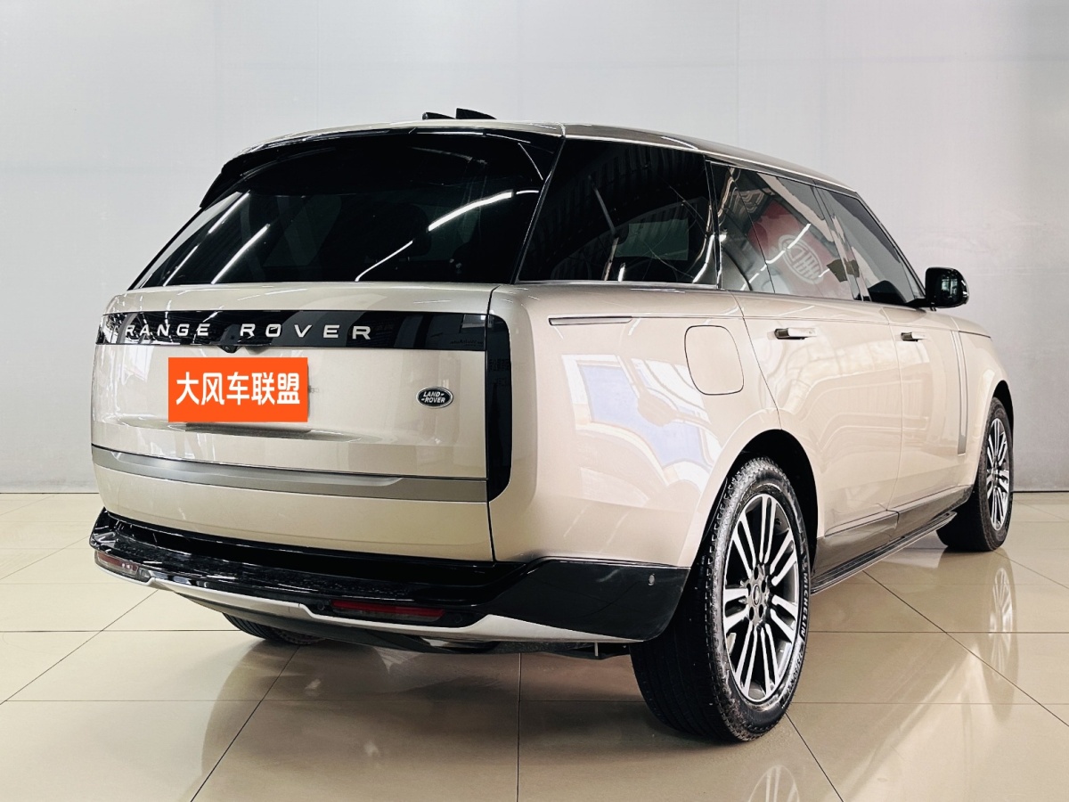 路虎 攬勝  2023款 改款 3.0 L6 400PS 盛世加長(zhǎng)版圖片