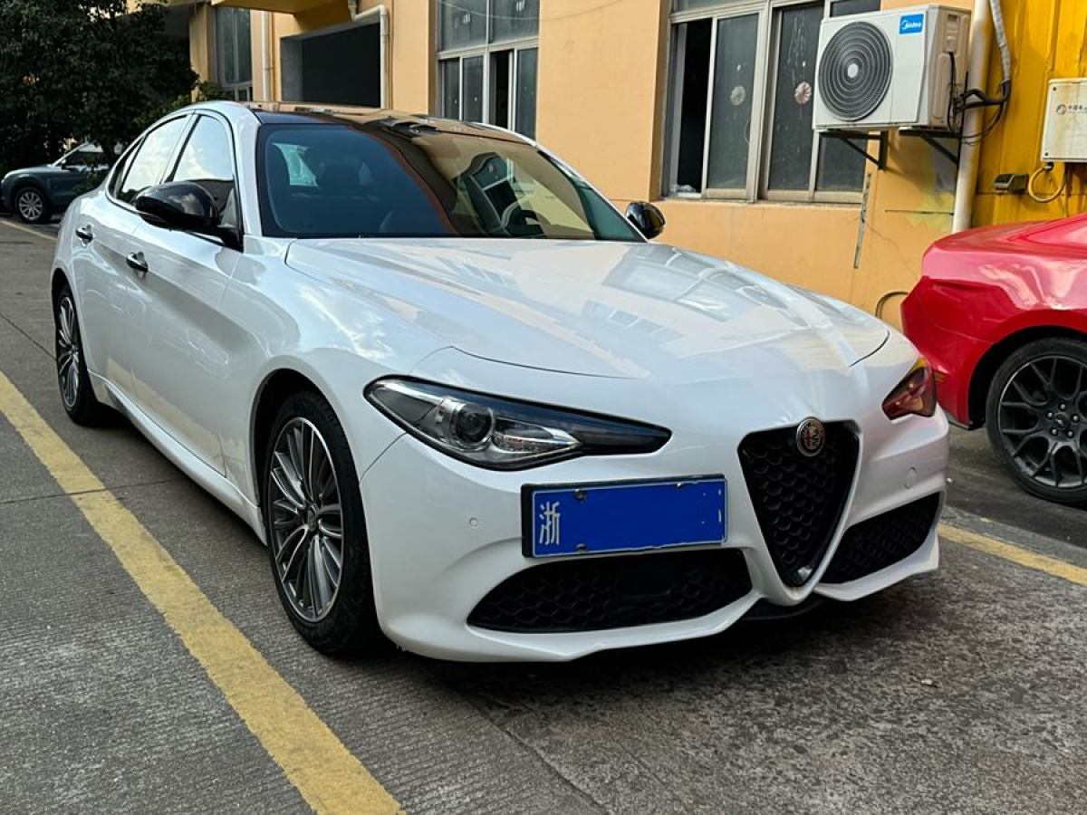 阿爾法·羅密歐 Giulia  2017款 2.0T 280HP 豪華運(yùn)動(dòng)版圖片