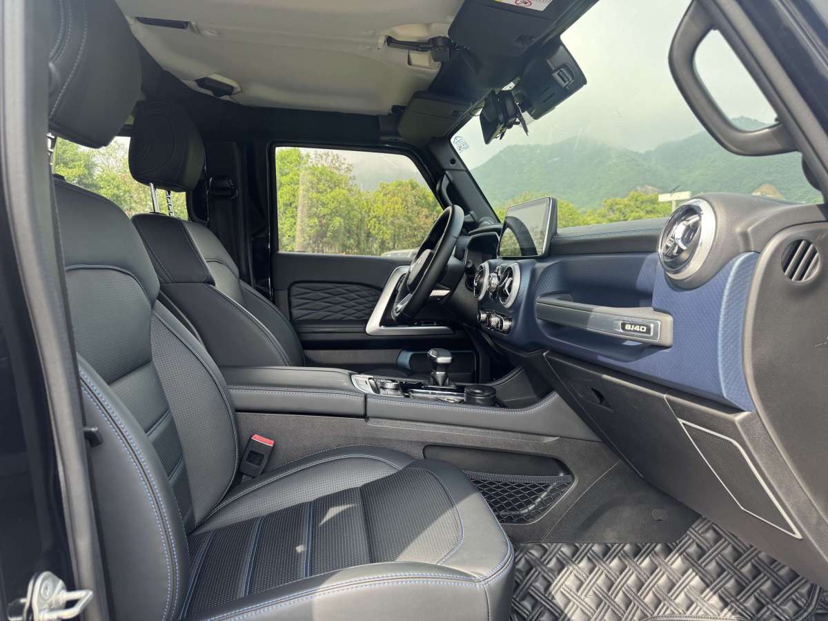 北京 BJ40  2020款 2.0T 自動(dòng)四驅(qū)城市獵人版?zhèn)b客型圖片