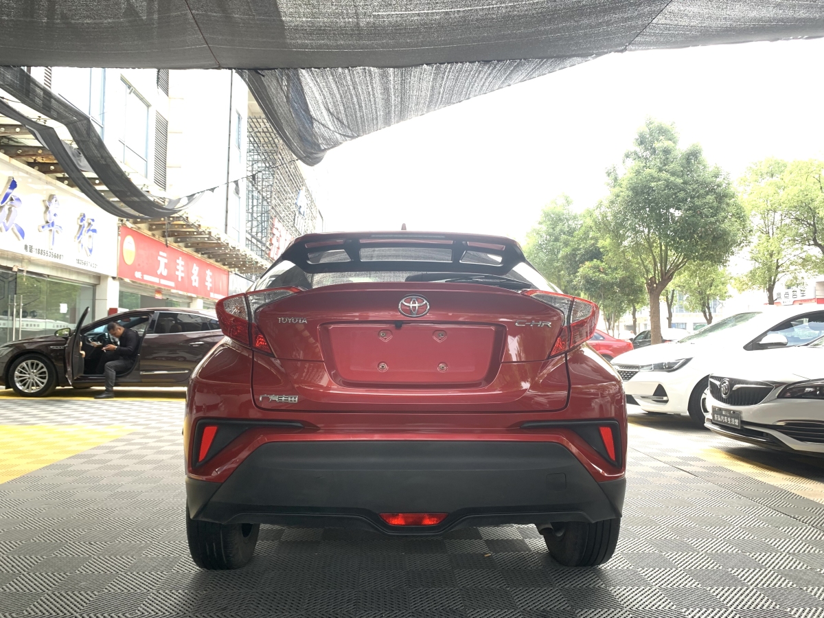 豐田 C-HR  2018款 2.0L 領(lǐng)先天窗版 國(guó)VI圖片