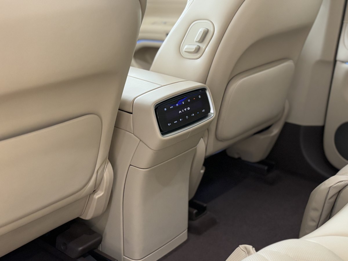 2024年10月賽力斯 問界M9  2024款 增程 Ultra版 52kWh 5座版