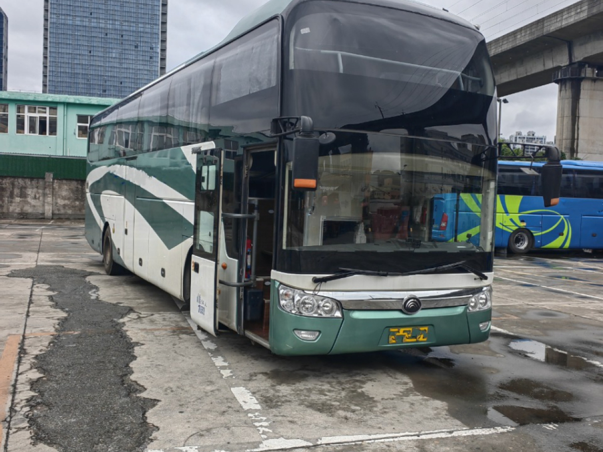 同款2臺(tái)54座一層半宇通6126國五旅游車圖片