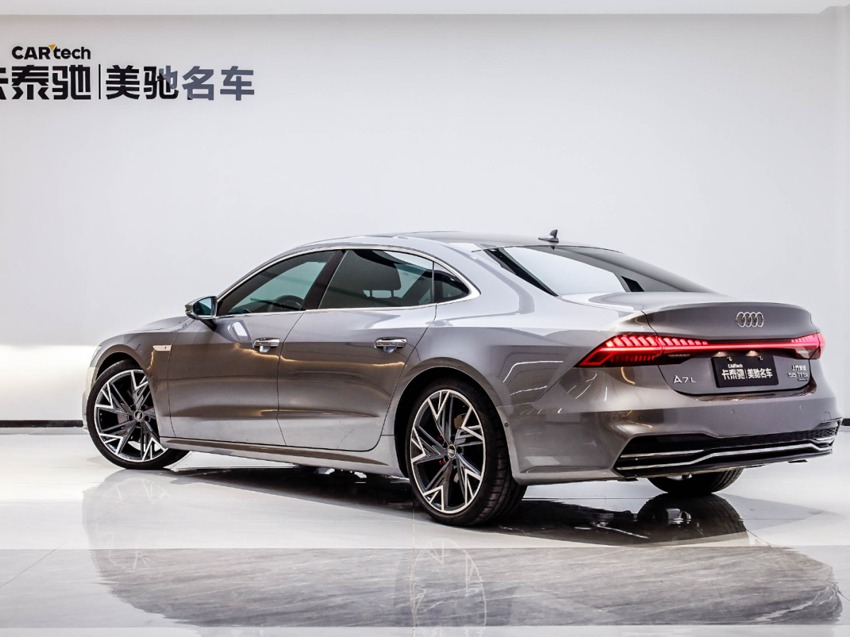 奧迪A7L 2022款 55 TFSI quattro S-line 志遠(yuǎn)型流晶套裝圖片