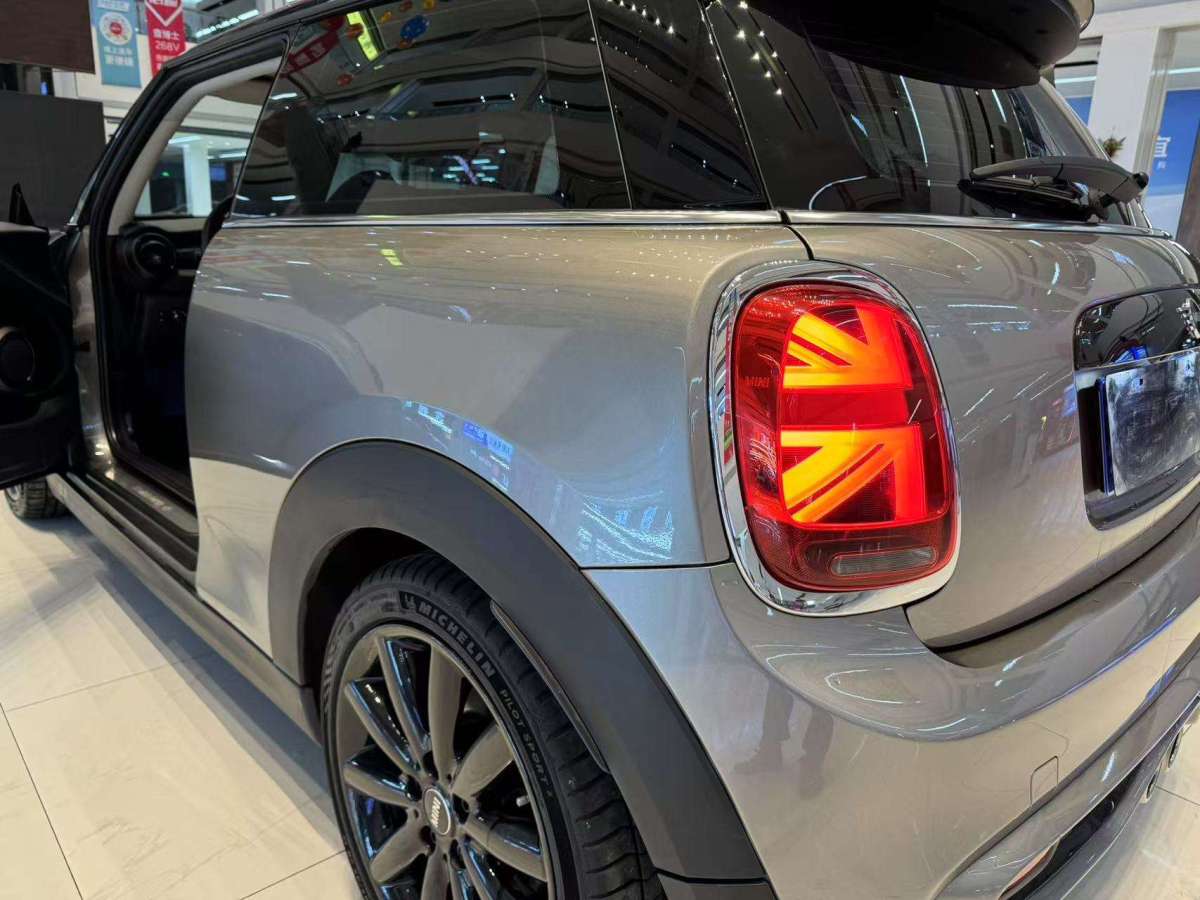 MINI MINI  2020款 2.0T COOPER S 藝術(shù)家 五門版圖片