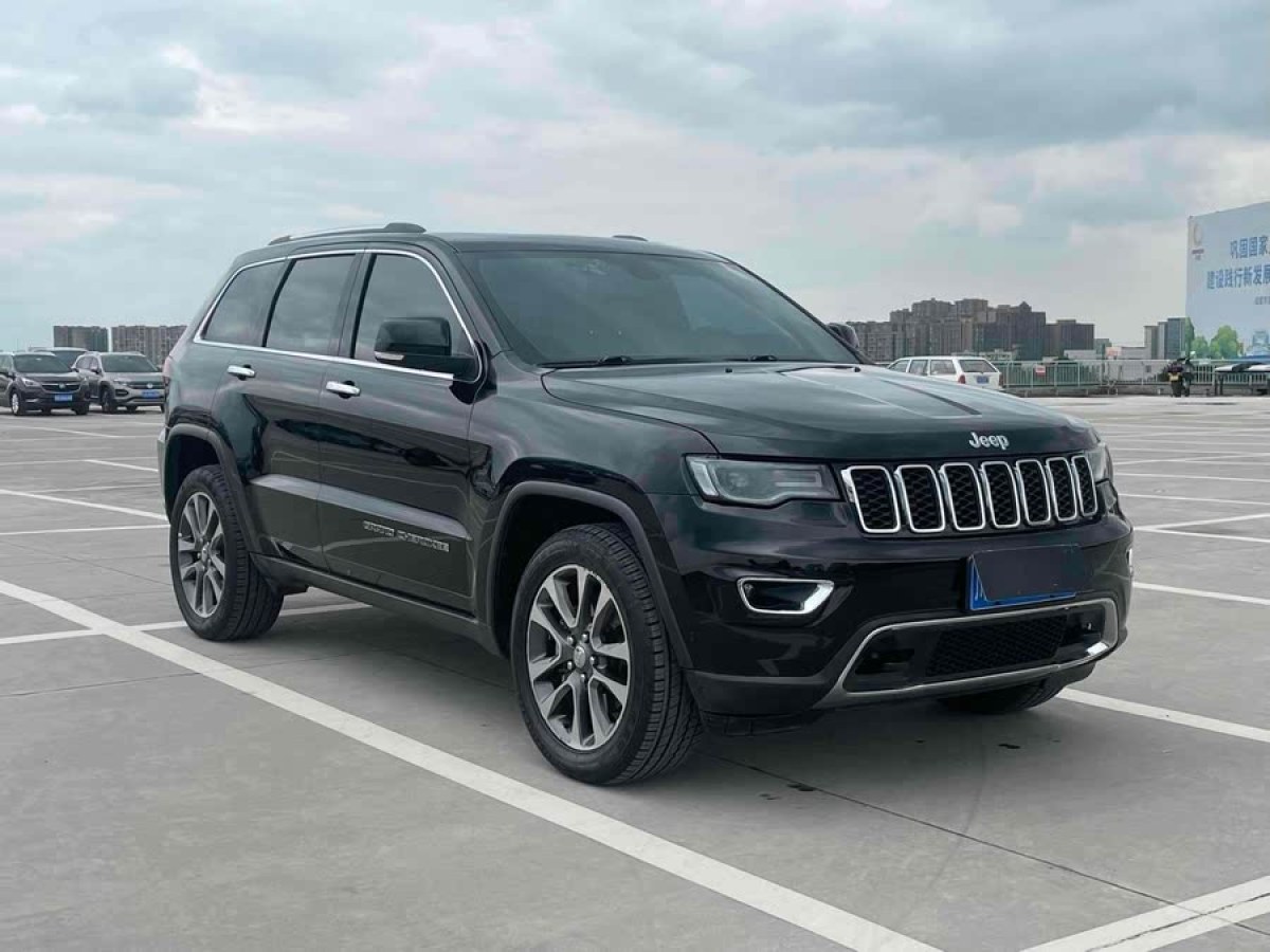 Jeep 大切諾基  2017款 3.0L 舒享導(dǎo)航版圖片