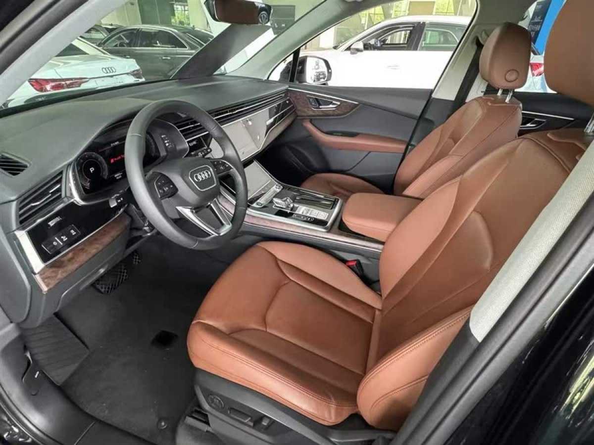 奧迪 奧迪Q7  2024款 45 TFSI quattro S line運(yùn)動(dòng)型圖片