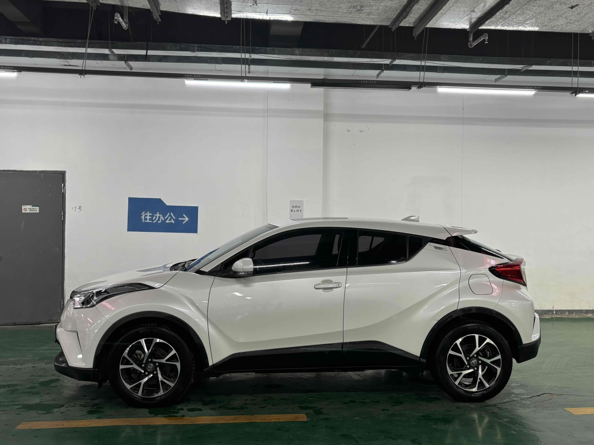 豐田 C-HR  2020款 2.0L 領(lǐng)先版圖片