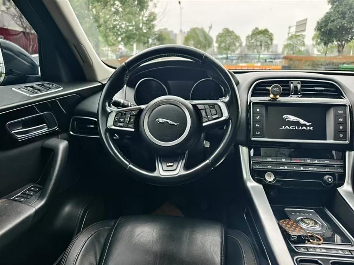 2017年9月捷豹 F-PACE  2018款 2.0T 四驅(qū)都市尊享版