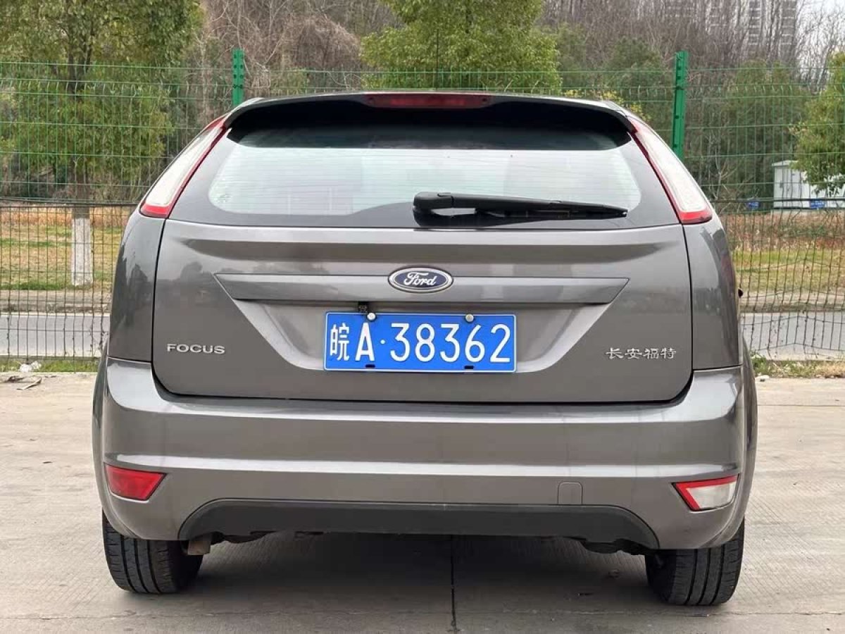 福特 福克斯  2014款 兩廂經(jīng)典 1.8L 自動酷白典藏版圖片