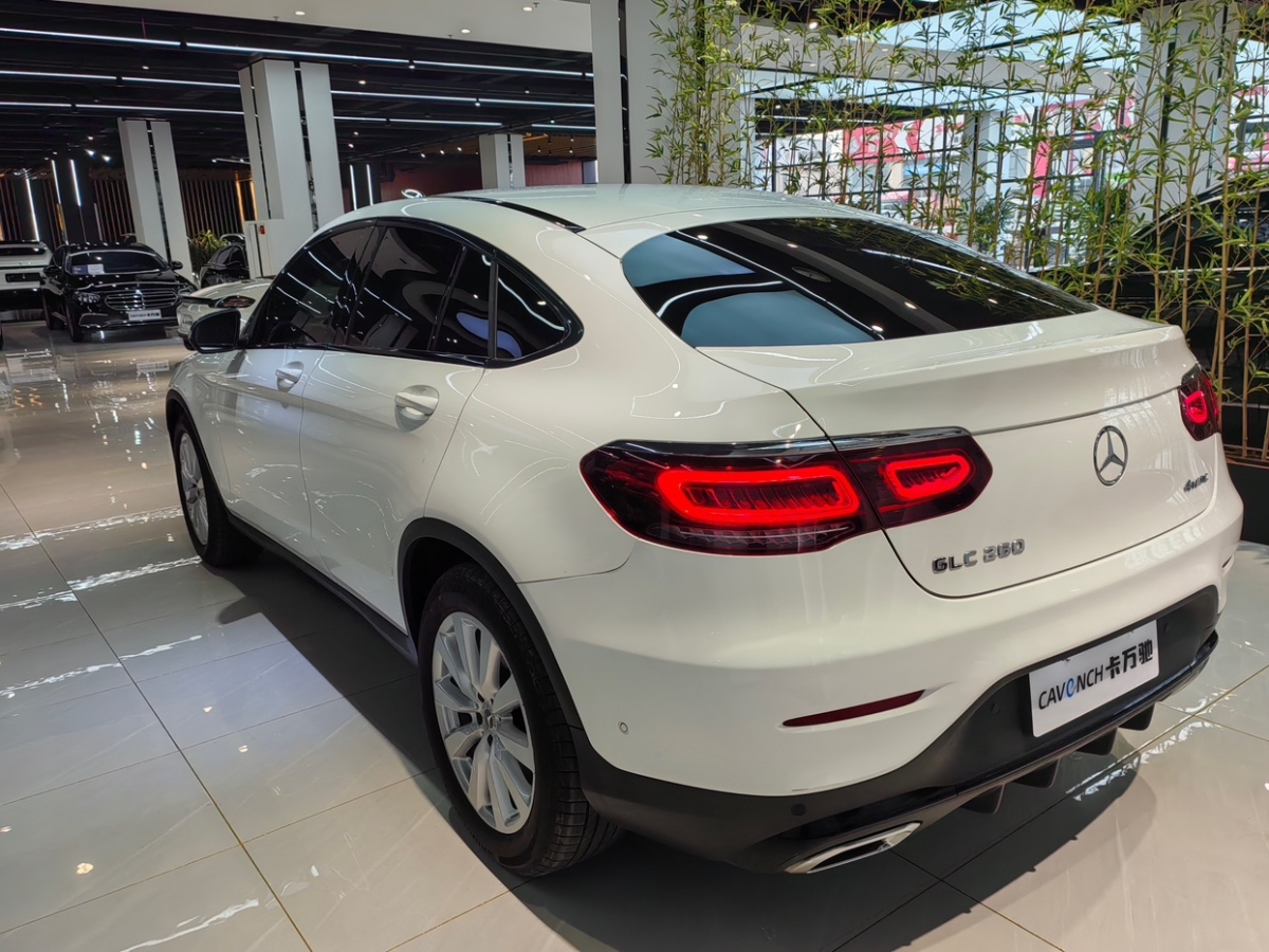 奔驰 奔驰GLC  2022款 改款 GLC 260 4MATIC 轿跑SUV图片