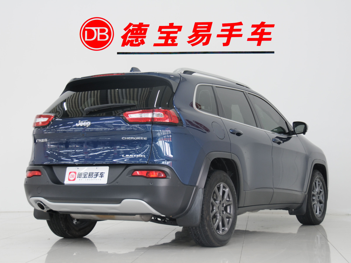 Jeep 自由光  2020款 2.0L 兩驅(qū)經(jīng)典運(yùn)動(dòng)版圖片